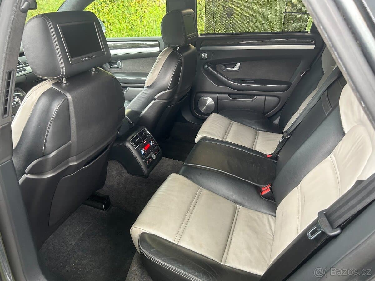 2007 Audi S8 - 6