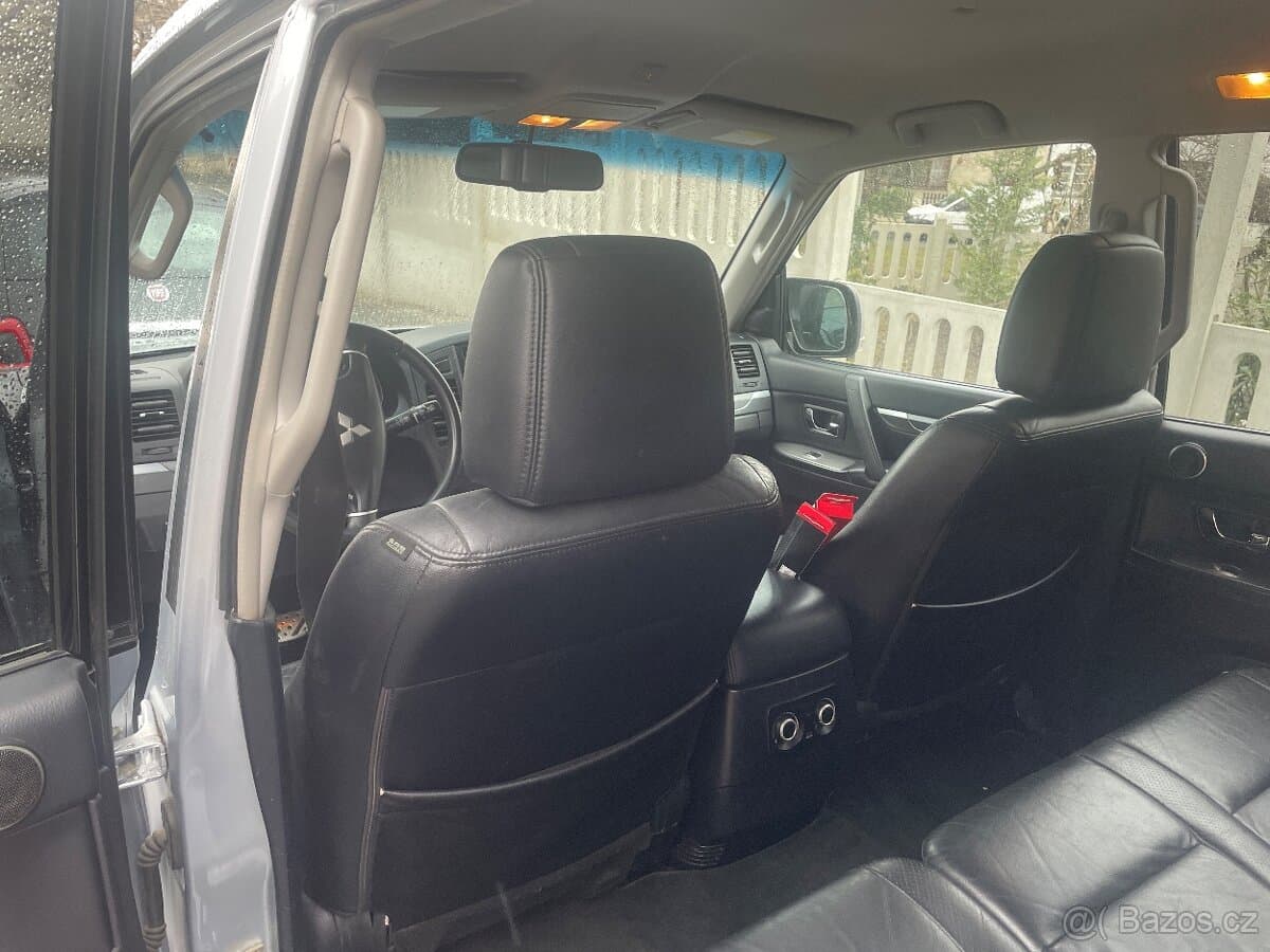 2010 Mitsubishi PAJERO - 6