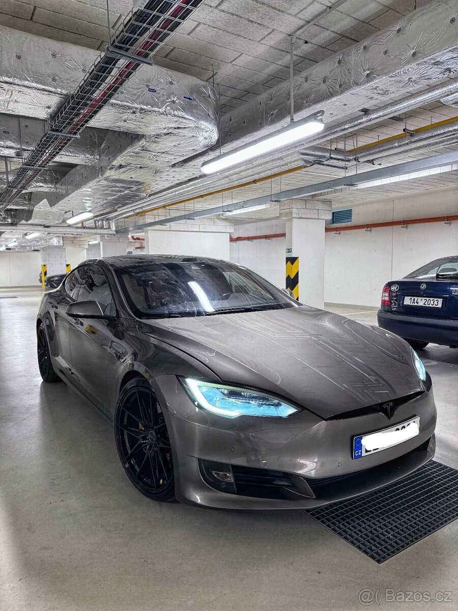 Tesla MODEL S - 6