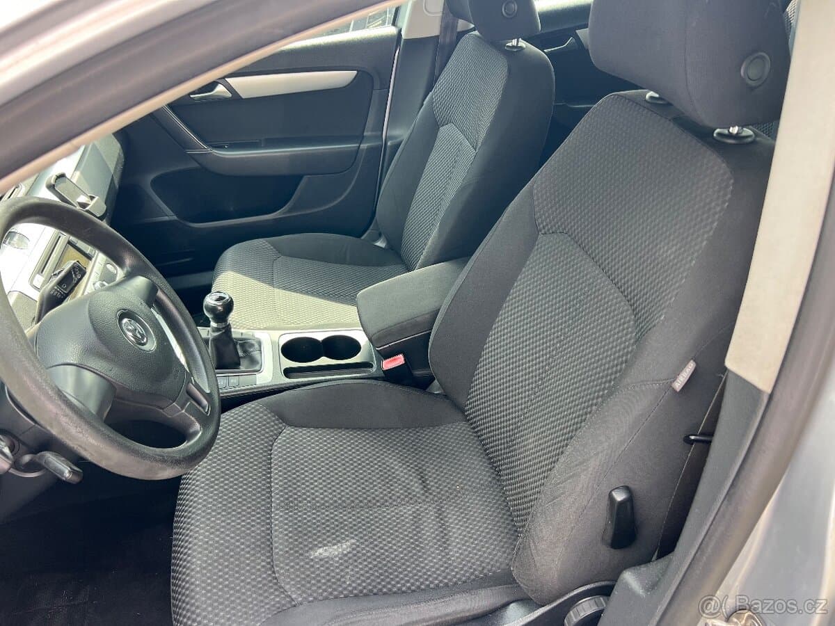 2011 Volkswagen PASSAT - 6
