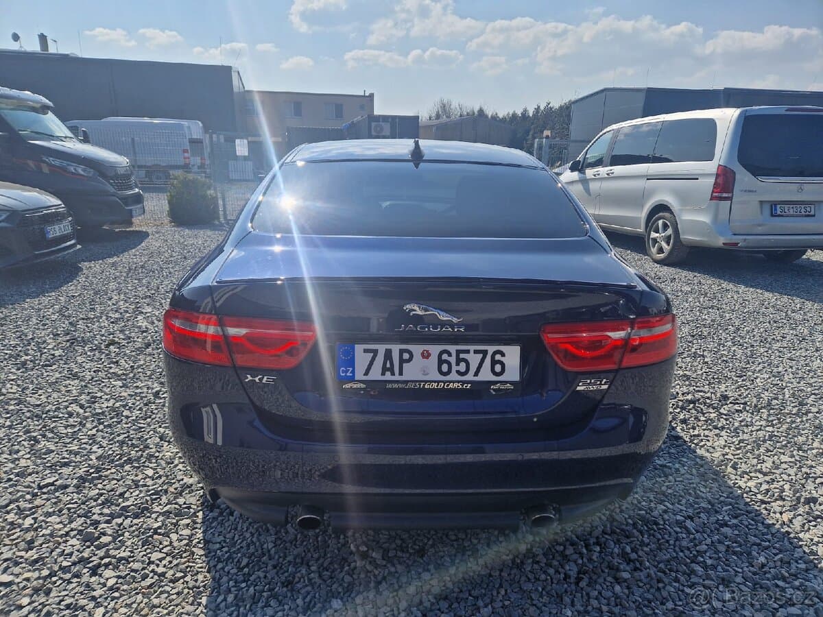 2019 Jaguar XE - 6