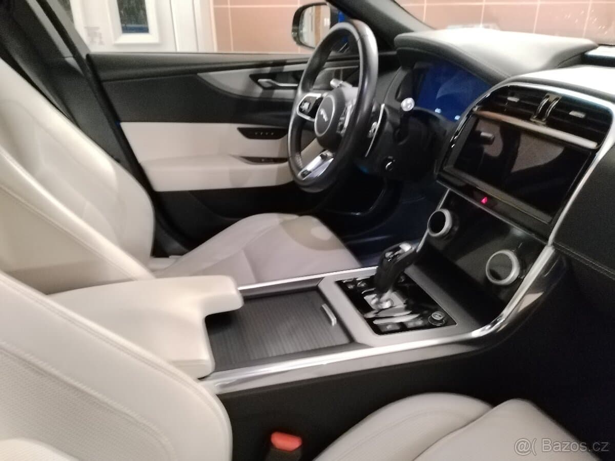 2019 Jaguar XE - 6