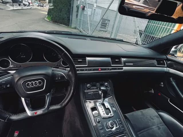 2011 Audi S8 - 6