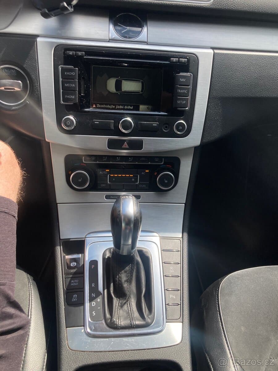 2011 Volkswagen PASSAT - 6