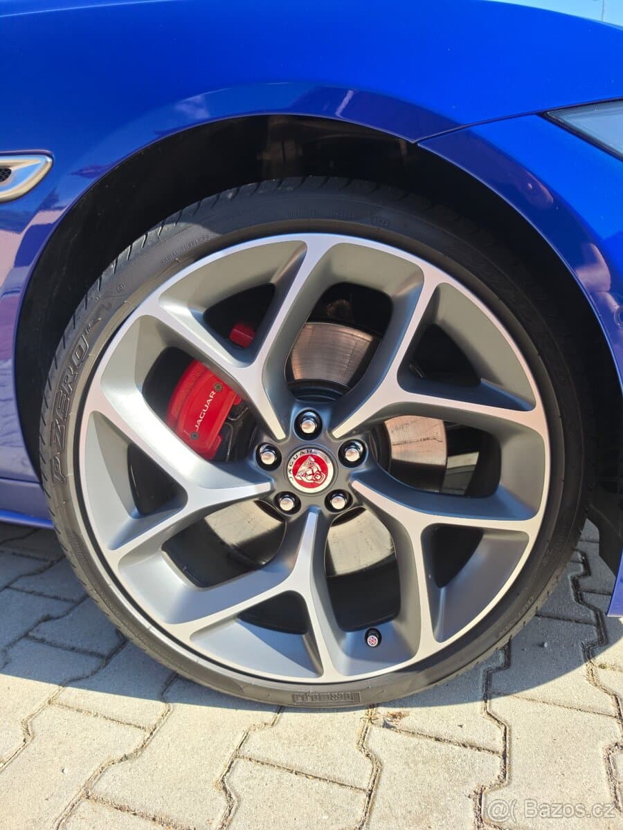 2019 Jaguar XE - 6