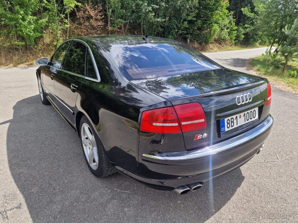 2006 Audi S8 - 7