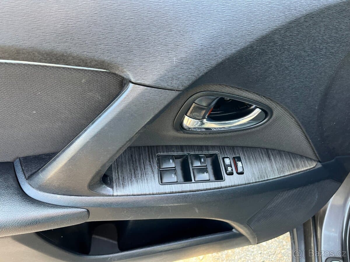 2011 Toyota AVENSIS - 7