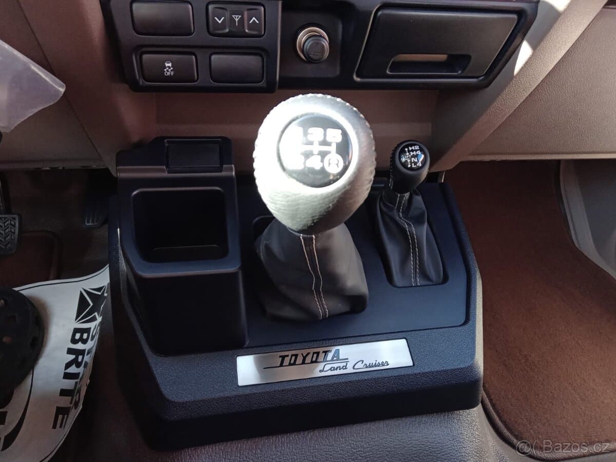 Toyota LAND CRUISER - 7