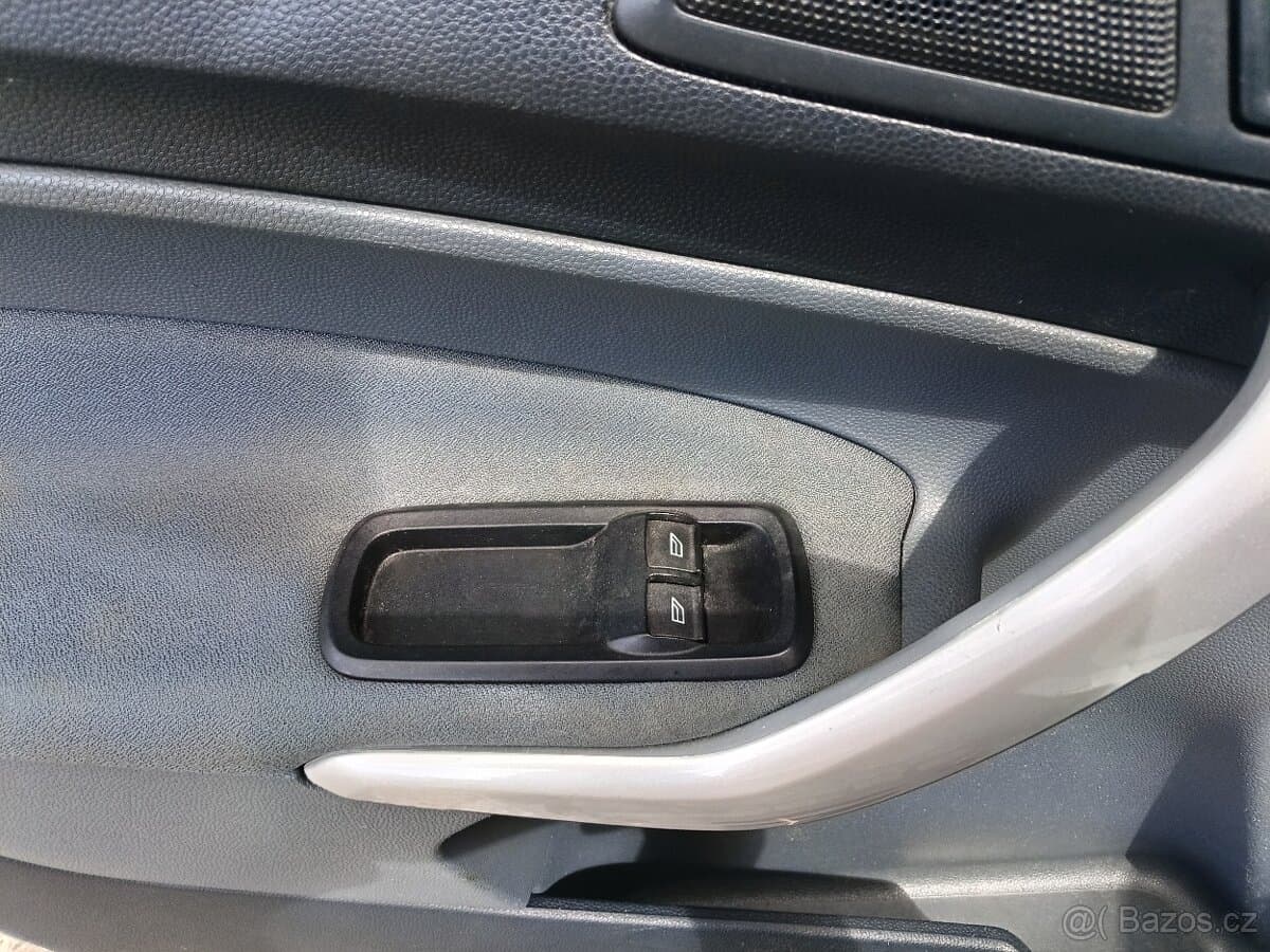 2010 Ford FIESTA - 7