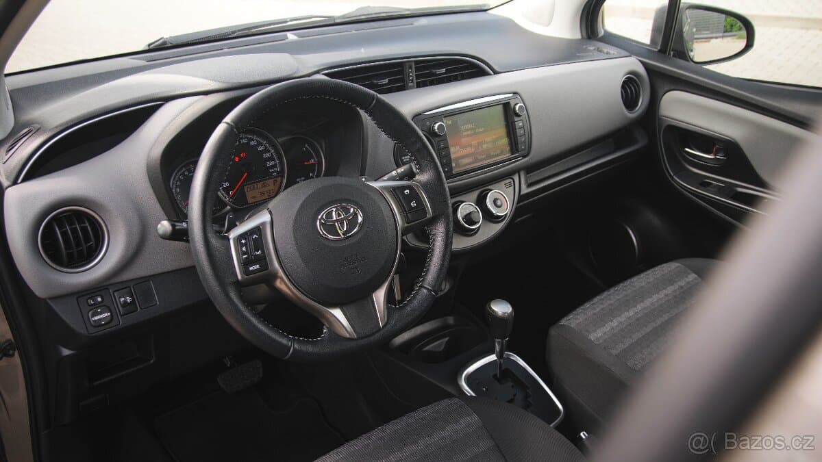 2017 Toyota YARIS - 7