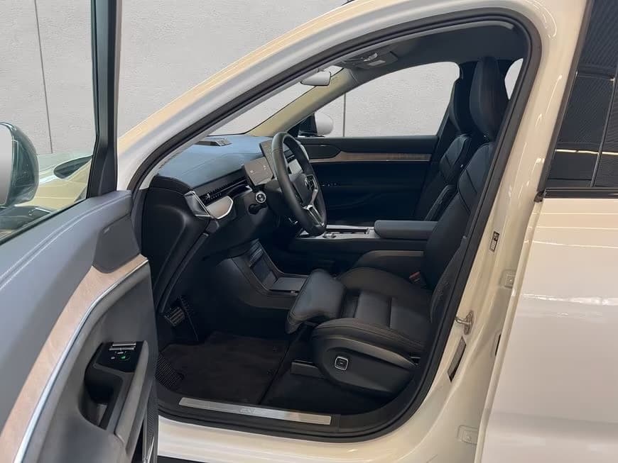 2025 Volvo EX90 - 7