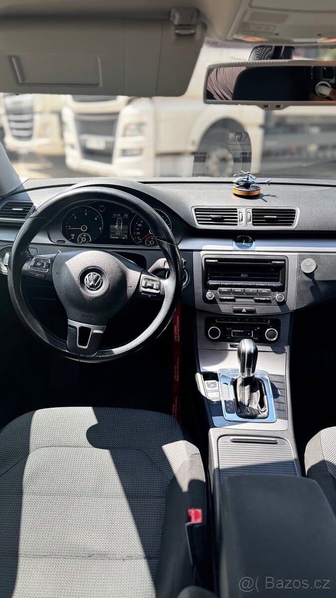 2011 Volkswagen PASSAT - 7
