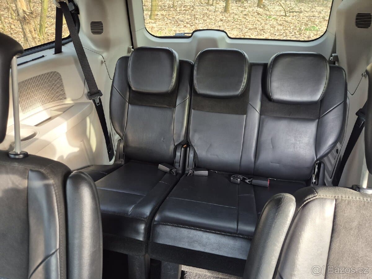 2011 Chrysler VOYAGER - 7