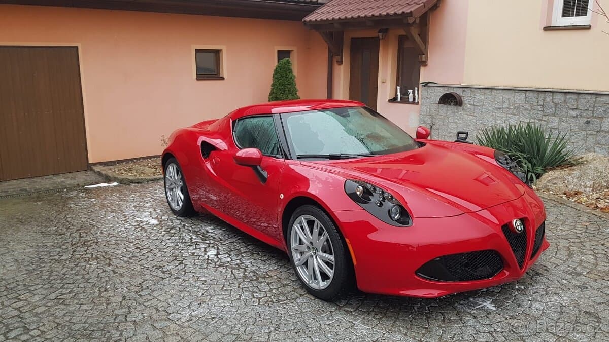 2015 Alfa Romeo 4C - 7