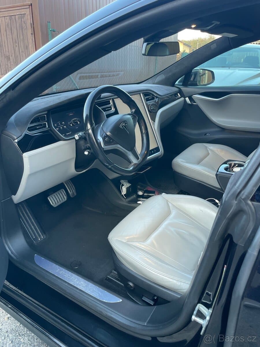 Tesla MODEL S - 7
