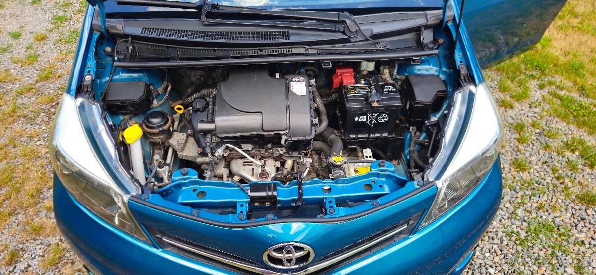 2012 Toyota YARIS - 7