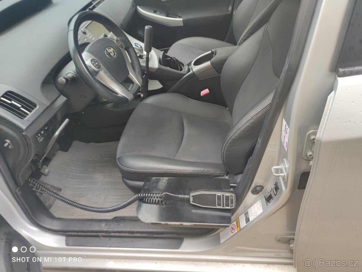 2015 Toyota PRIUS - 7