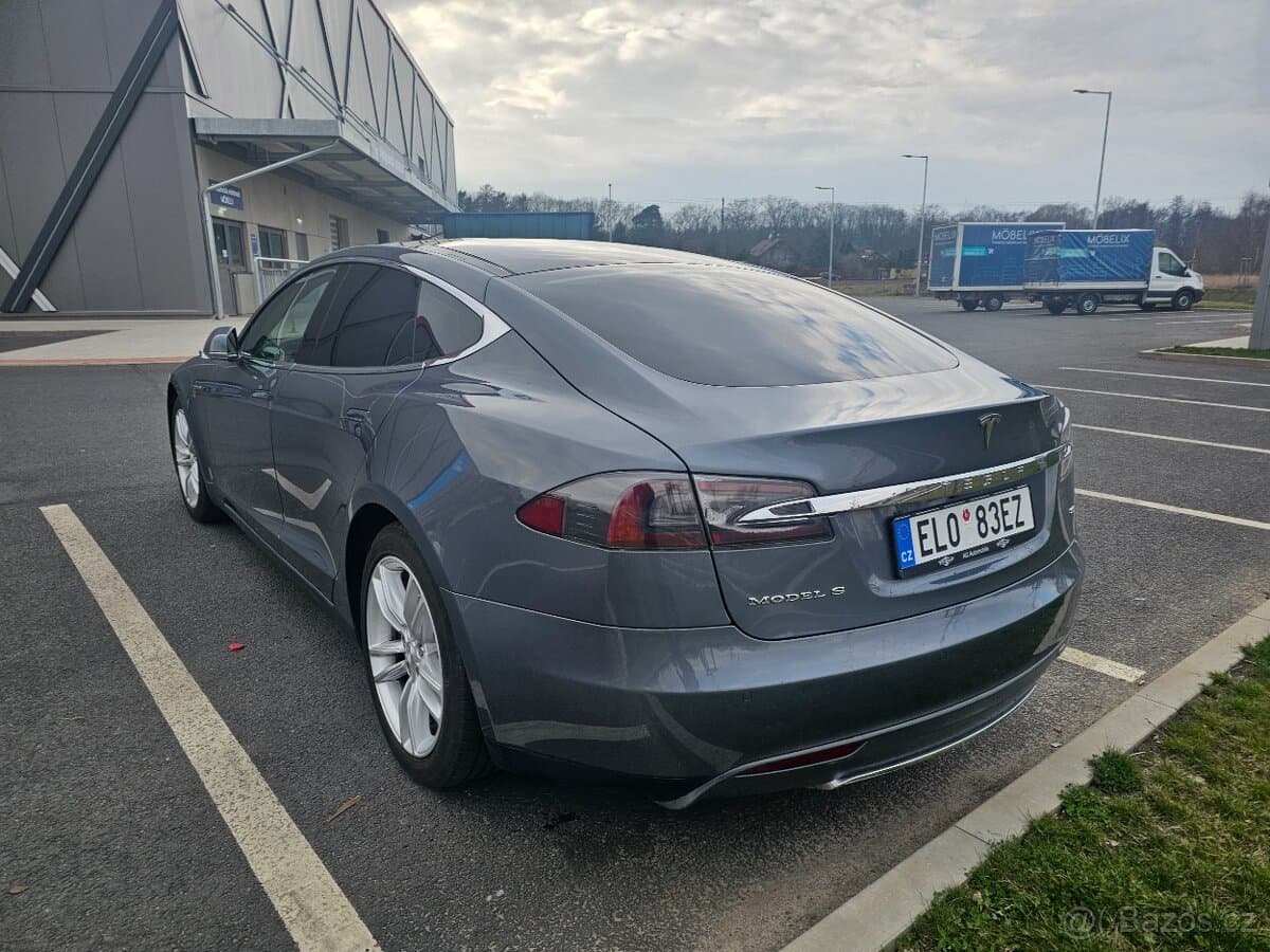 Tesla MODEL S - 7