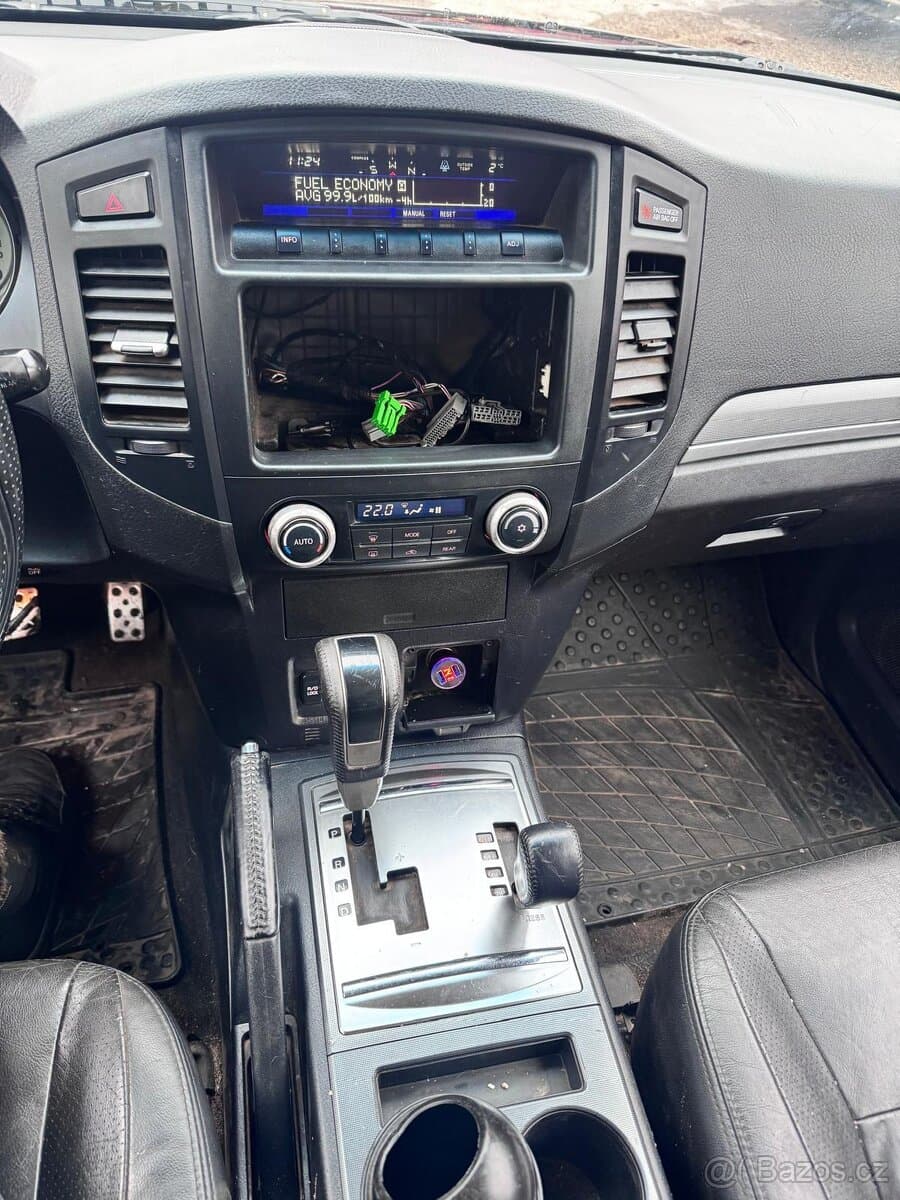 Mitsubishi PAJERO - 7
