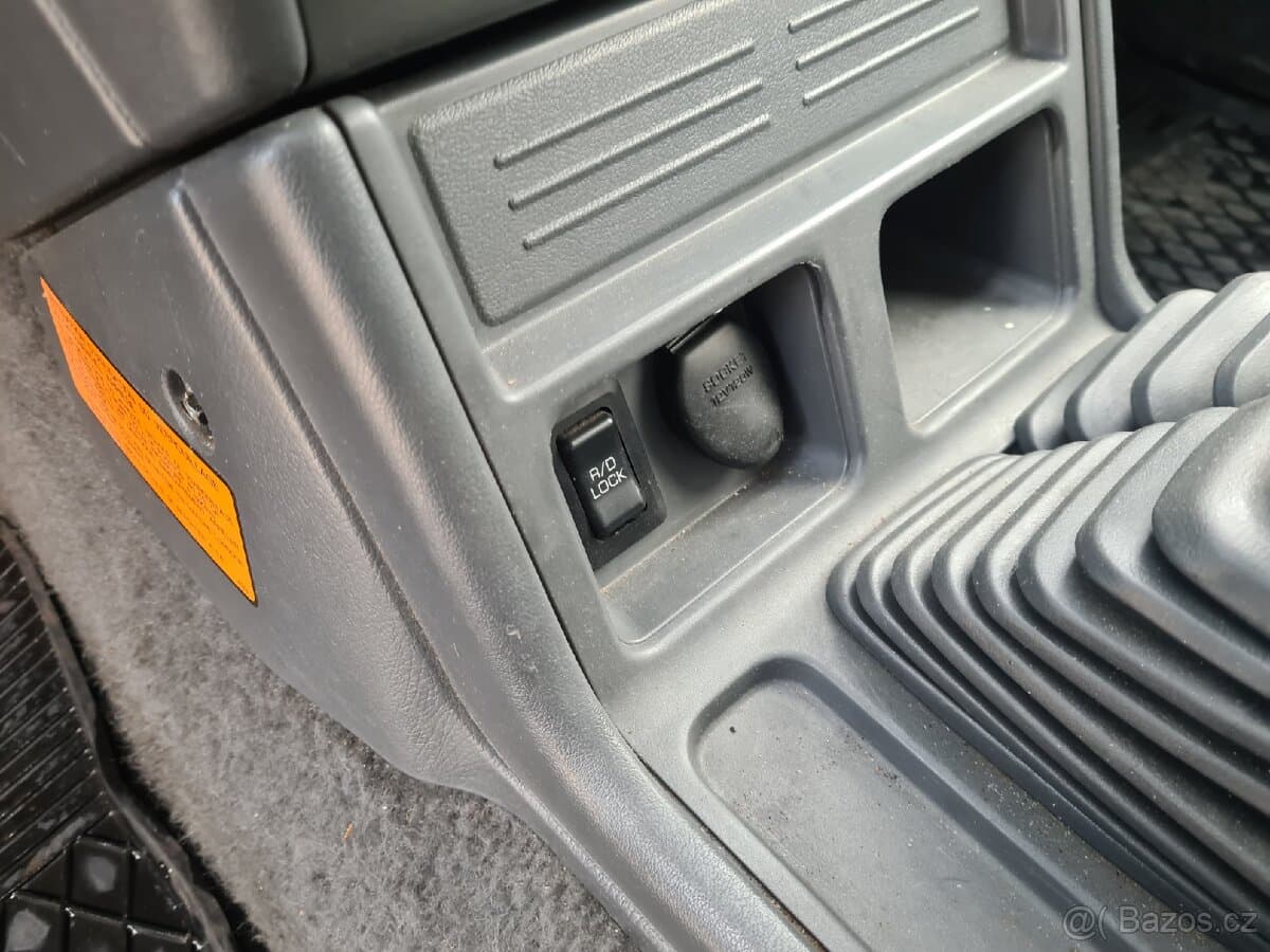 Mitsubishi PAJERO - 7