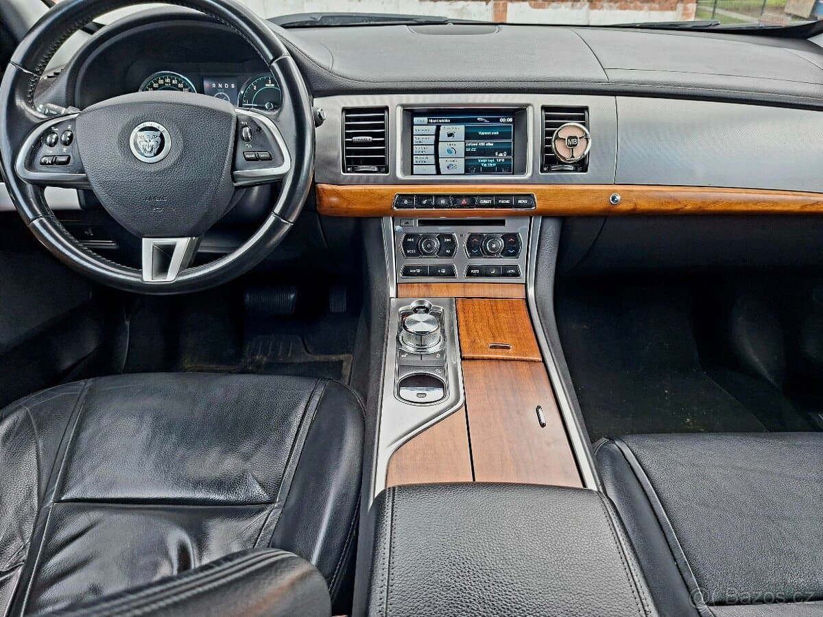 2012 Jaguar XF - 7