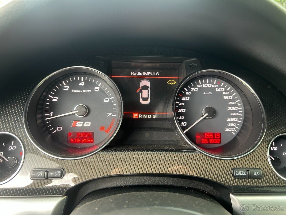 2007 Audi S8 - 7