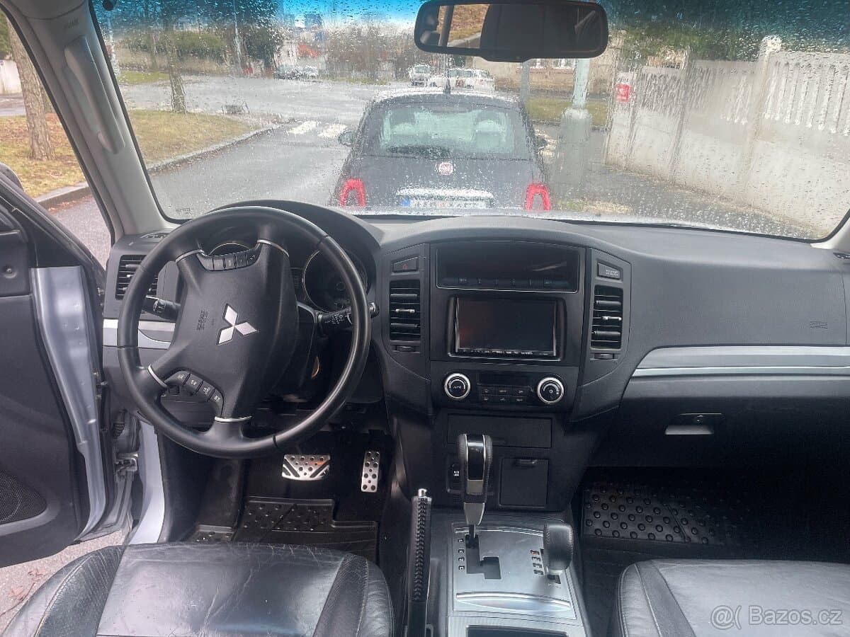 2010 Mitsubishi PAJERO - 7