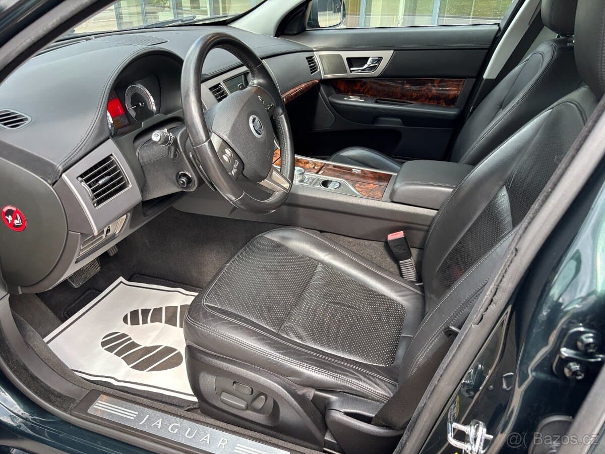 2010 Jaguar XF - 7