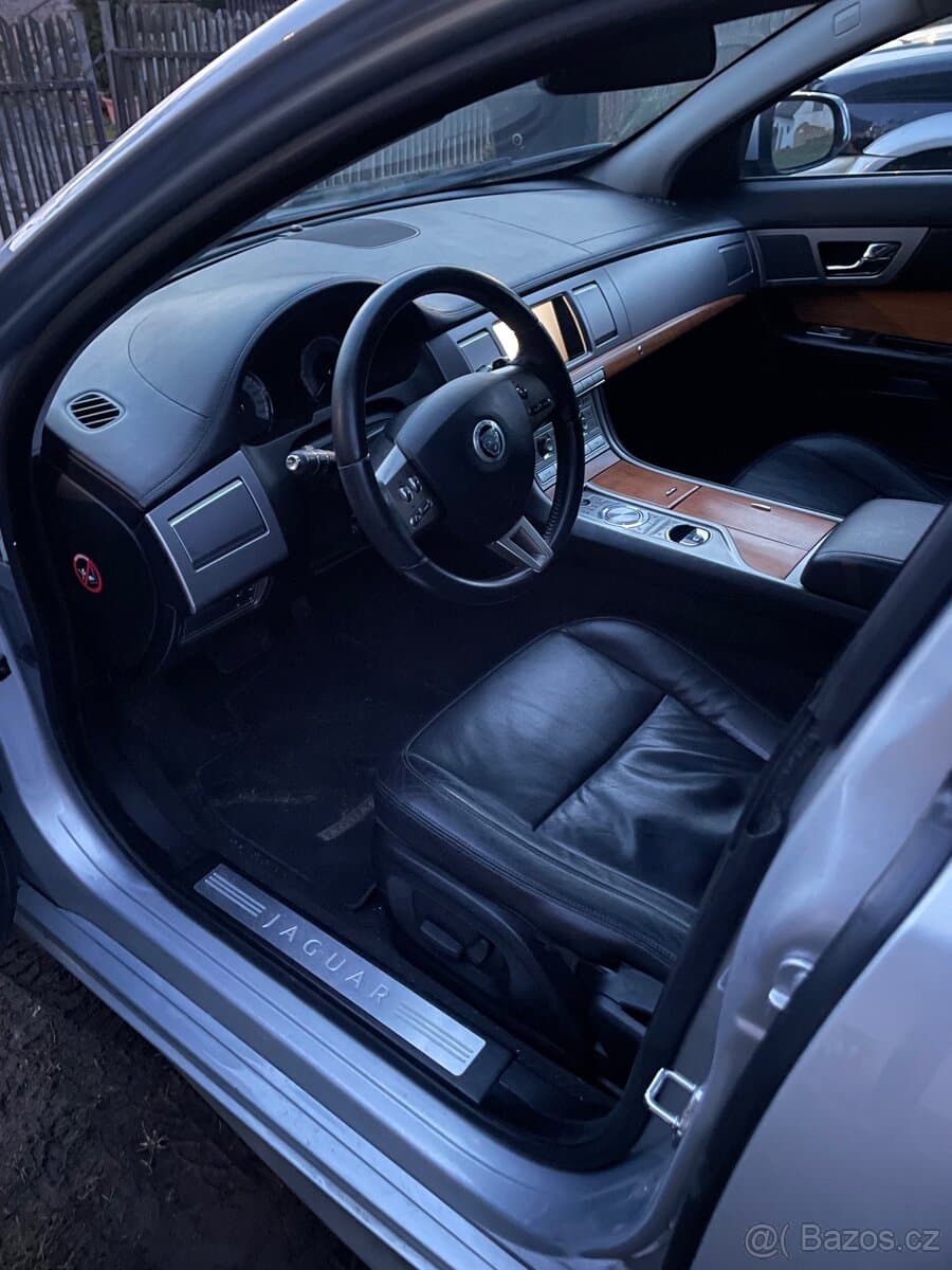 2011 Jaguar XF - 7