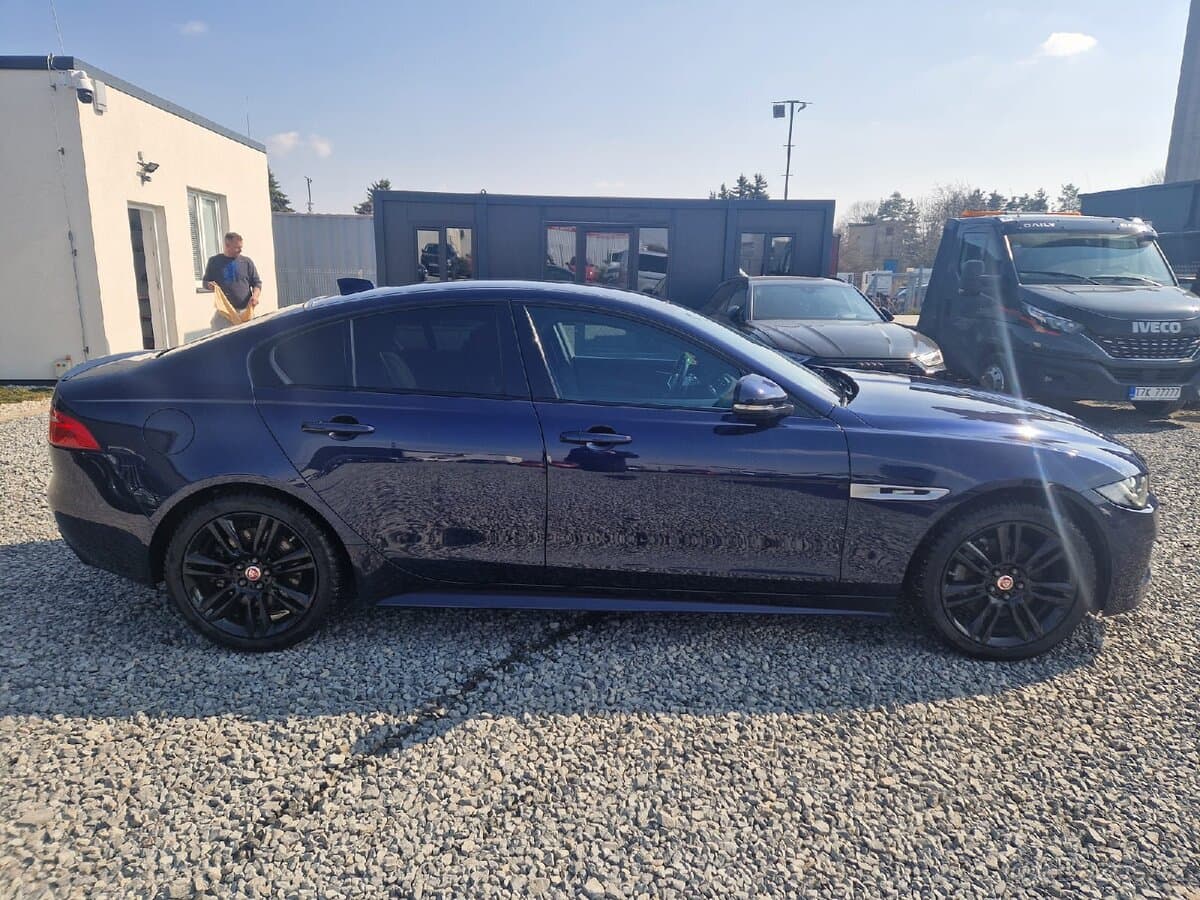 2019 Jaguar XE - 7