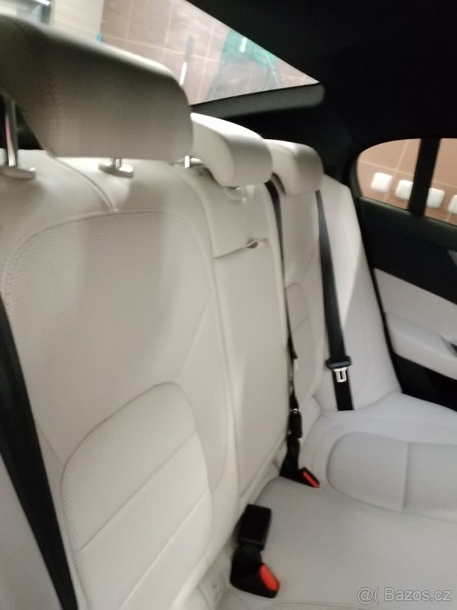 2019 Jaguar XE - 7