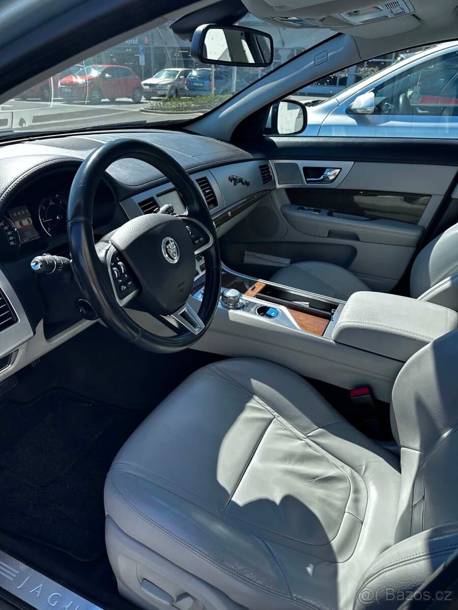 2012 Jaguar XF - 7