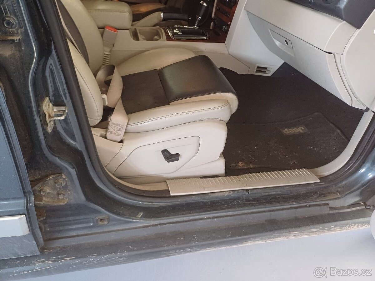 2009 Jeep COMMANDER - 7