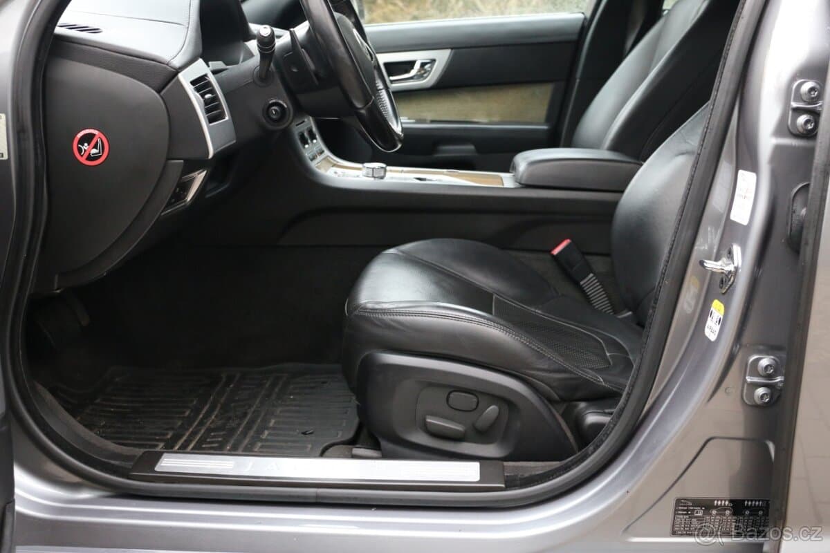 2012 Jaguar XF - 8