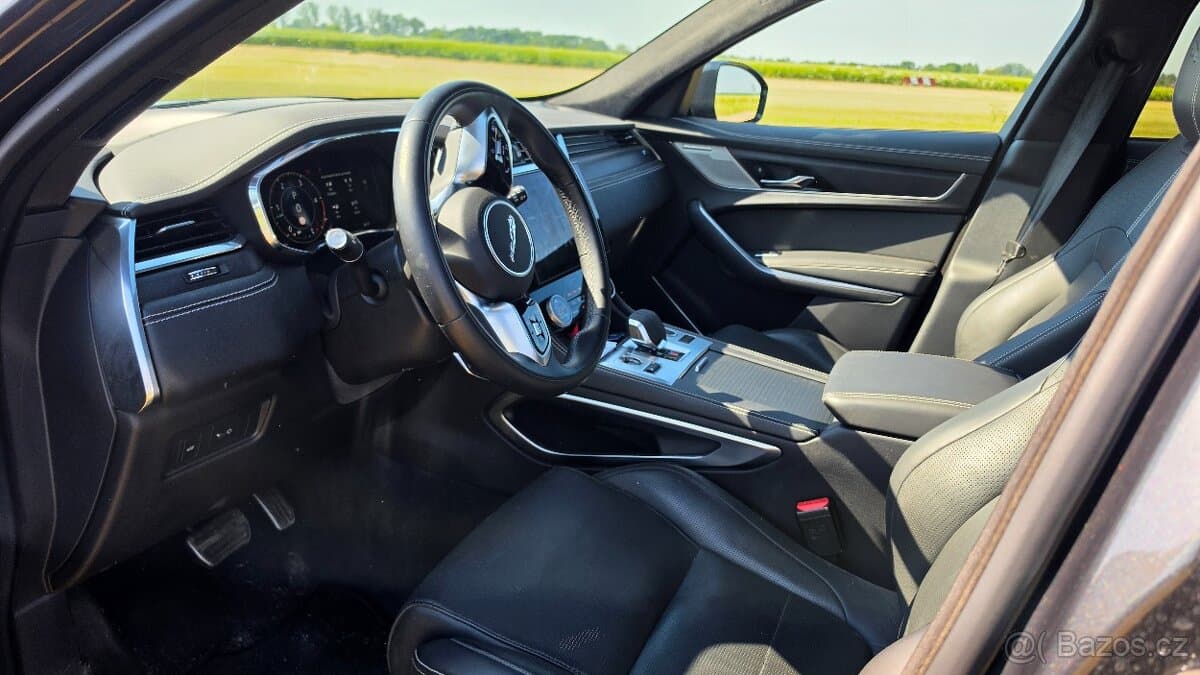 2025 Jaguar F-PACE - 8