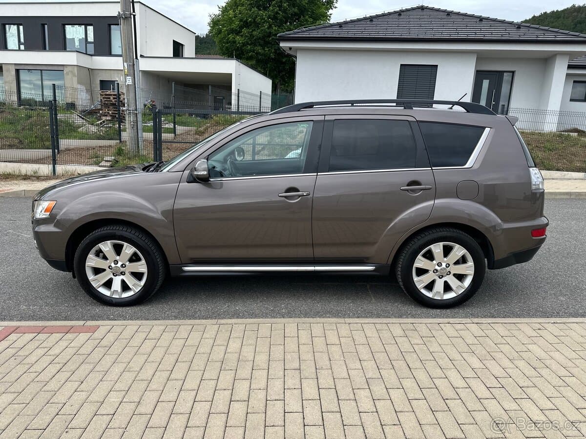2012 Mitsubishi OUTLANDER - 8