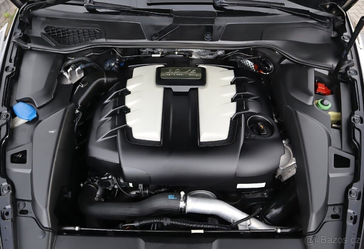 2011 Porsche CAYENNE - 8