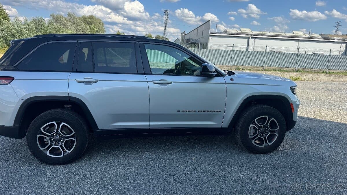 2022 Jeep CHEROKEE - 8