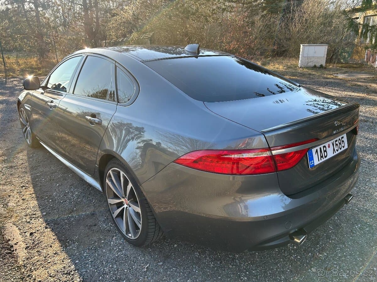 2016 Jaguar XF - 8