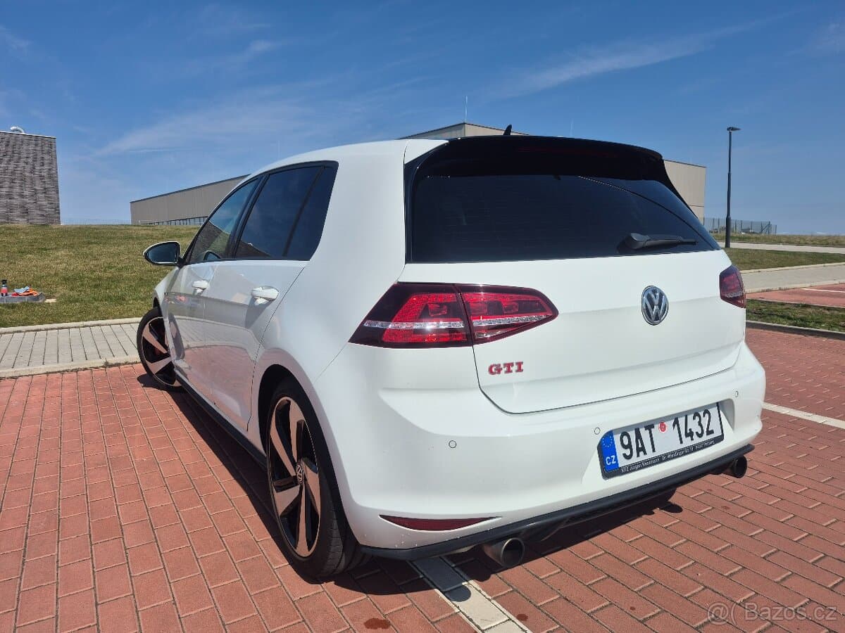 Volkswagen GOLF - 8