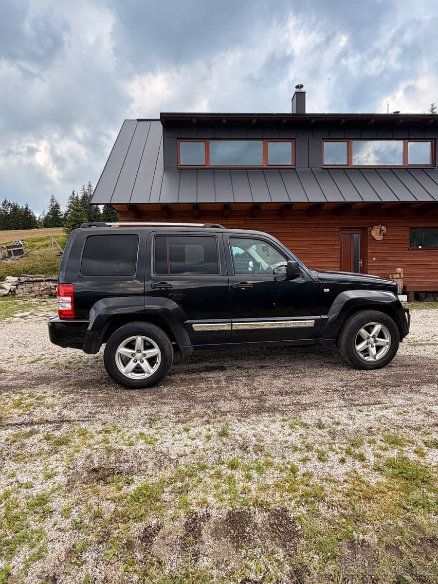 2010 Jeep CHEROKEE - 8