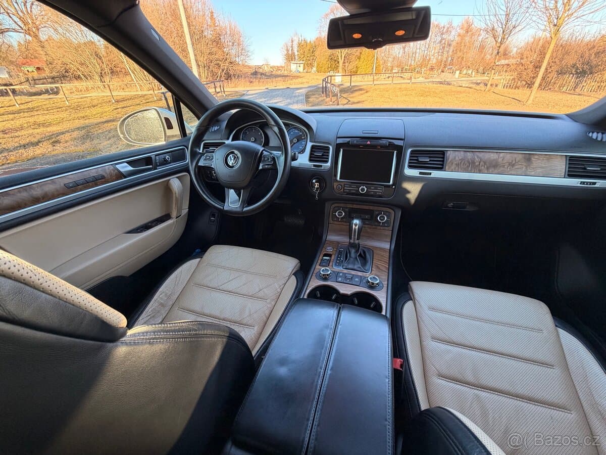 2012 Volkswagen TOUAREG - 8