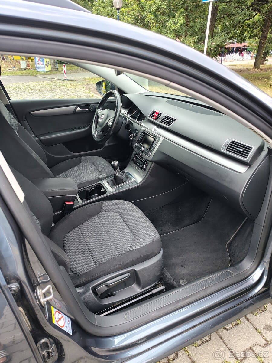 2011 Volkswagen PASSAT - 8