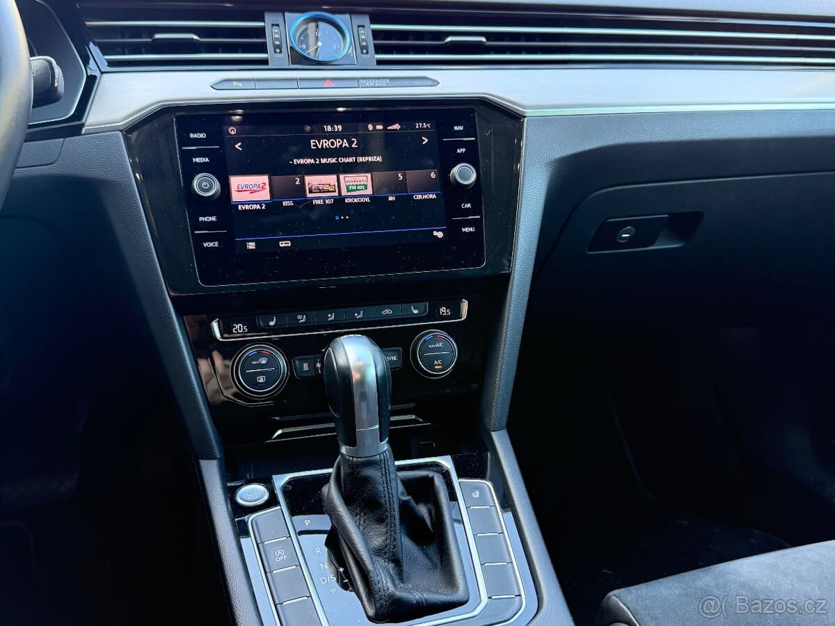 2019 Volkswagen PASSAT - 8