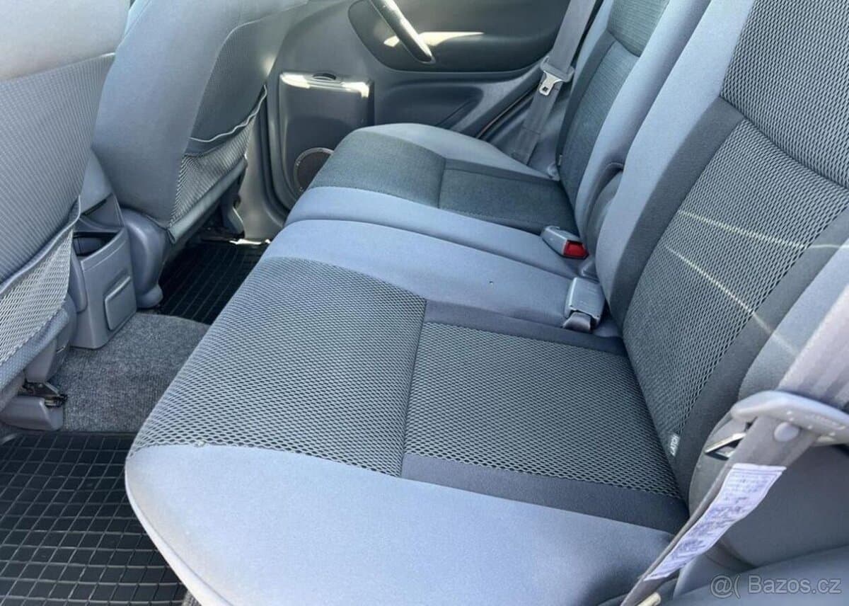 2003 Toyota RAV4 - 8