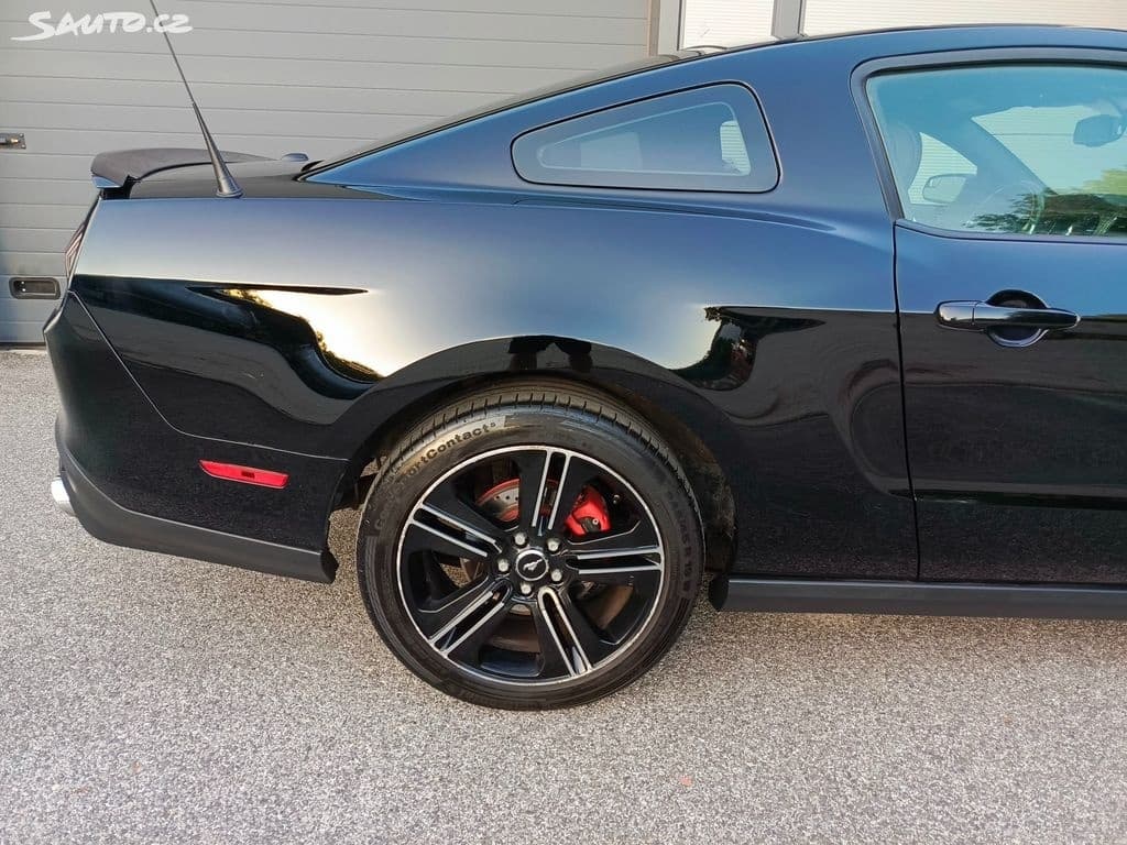 2011 Ford MUSTANG - 8