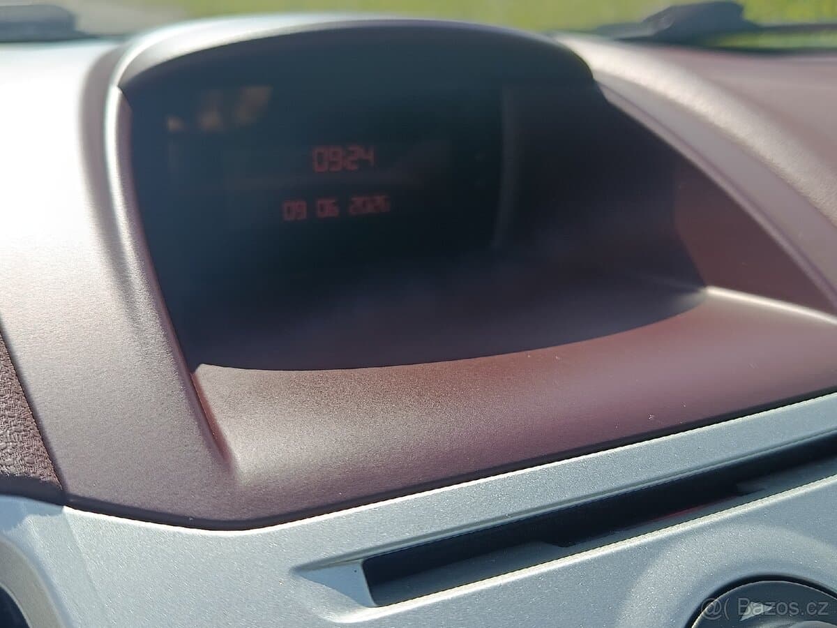 2011 Ford FIESTA - 8