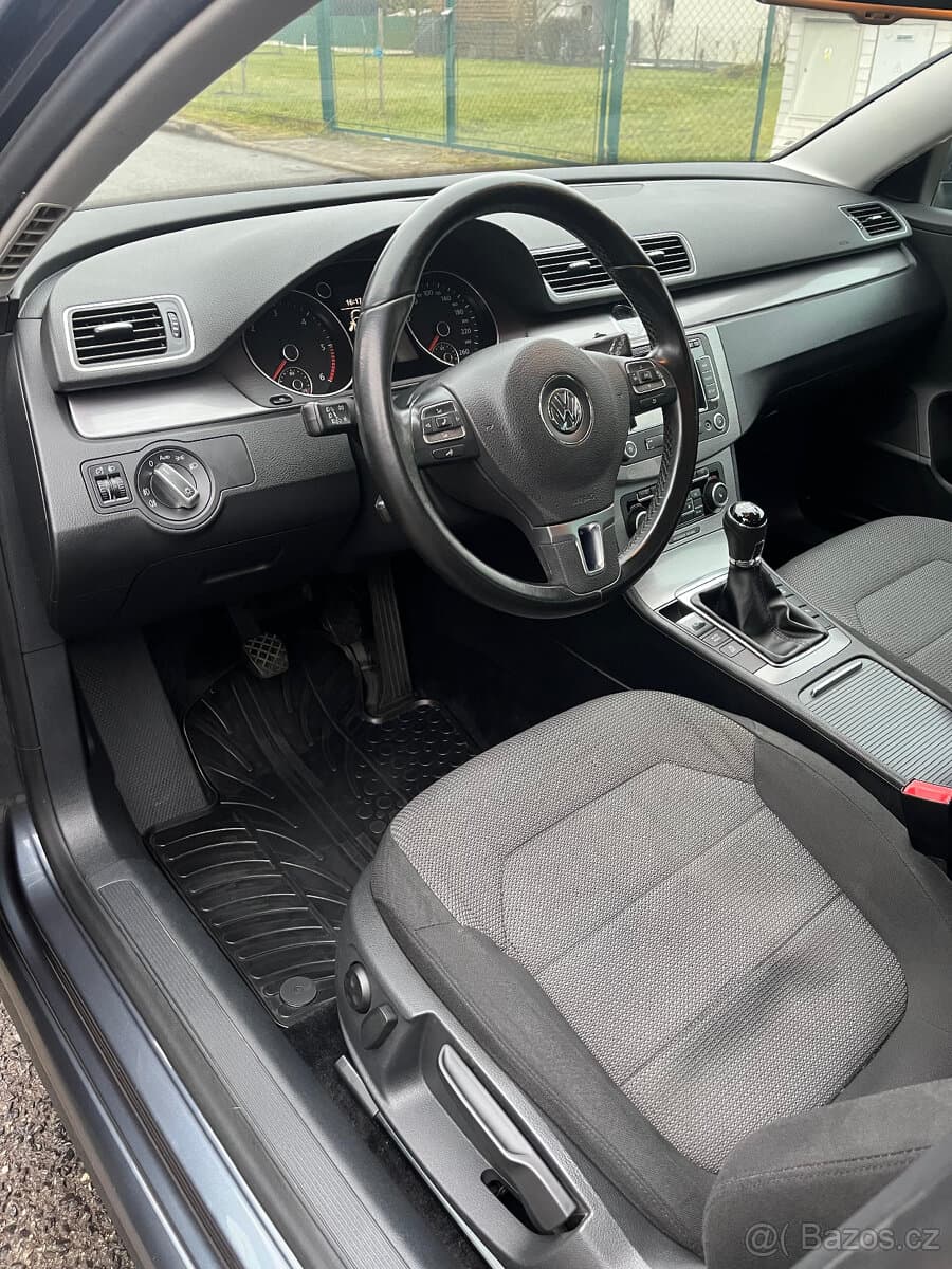 2011 Volkswagen PASSAT - 8