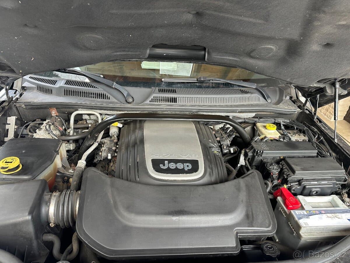 2008 Jeep COMMANDER - 8