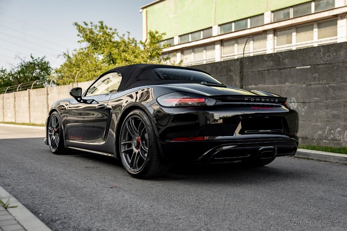 2017 Porsche 718 - 8